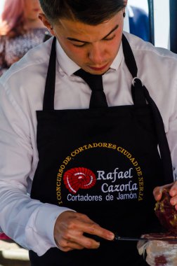 Nerja, İspanya - 15 Nisan 2018 Nerja, Andalusia, harika bir gösteri becerilerinin yer alan Jamon Serrano kesme olay profesyonellerin geleneksel rekabet