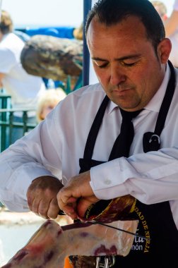 Nerja, İspanya - 15 Nisan 2018 Nerja, Andalusia, harika bir gösteri becerilerinin yer alan Jamon Serrano kesme olay profesyonellerin geleneksel rekabet
