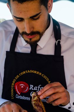 Nerja, İspanya - 15 Nisan 2018 Nerja, Andalusia, harika bir gösteri becerilerinin yer alan Jamon Serrano kesme olay profesyonellerin geleneksel rekabet