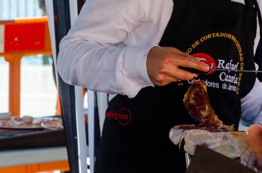 Nerja, İspanya - 15 Nisan 2018 Nerja, Andalusia, harika bir gösteri becerilerinin yer alan Jamon Serrano kesme olay profesyonellerin geleneksel rekabet
