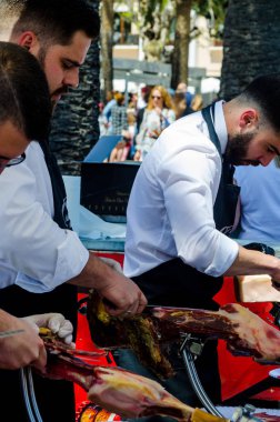 Nerja, İspanya - 15 Nisan 2018 Nerja, Andalusia, harika bir gösteri becerilerinin yer alan Jamon Serrano kesme olay profesyonellerin geleneksel rekabet