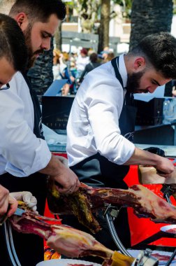 Nerja, İspanya - 15 Nisan 2018 Nerja, Andalusia, harika bir gösteri becerilerinin yer alan Jamon Serrano kesme olay profesyonellerin geleneksel rekabet