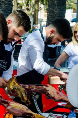 Nerja, İspanya - 15 Nisan 2018 Nerja, Andalusia, harika bir gösteri becerilerinin yer alan Jamon Serrano kesme olay profesyonellerin geleneksel rekabet