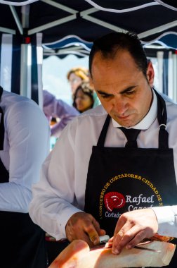 Nerja, İspanya - 15 Nisan 2018 Nerja, Andalusia yer alan Jamon Serrano kesme olay profesyonellerin geleneksel rekabet