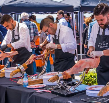 Nerja, İspanya - 15 Nisan 2018 Nerja, Andalusia, harika bir gösteri becerilerinin yer alan Jamon Serrano kesme olay profesyonellerin geleneksel rekabet