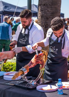 Nerja, İspanya - 15 Nisan 2018 Nerja, Andalusia, harika bir gösteri becerilerinin yer alan Jamon Serrano kesme olay profesyonellerin geleneksel rekabet