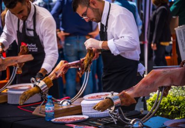 Nerja, İspanya - 15 Nisan 2018 Nerja, Andalusia, harika bir gösteri becerilerinin yer alan Jamon Serrano kesme olay profesyonellerin geleneksel rekabet