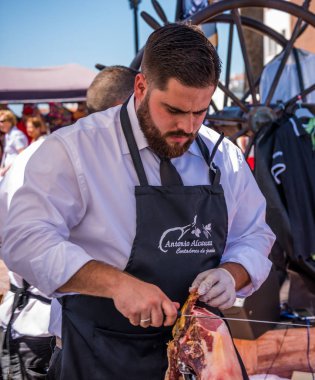 Nerja, İspanya - 15 Nisan 2018 Nerja, Andalusia, harika bir gösteri becerilerinin yer alan Jamon Serrano kesme olay profesyonellerin geleneksel rekabet