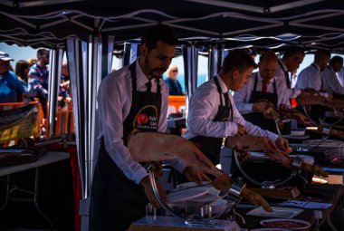 Nerja, İspanya - 15 Nisan 2018 Nerja, Andalusia, harika bir gösteri becerilerinin yer alan Jamon Serrano kesme olay profesyonellerin geleneksel rekabet