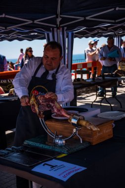 Nerja, İspanya - 15 Nisan 2018 Nerja, Andalusia, harika bir gösteri becerilerinin yer alan Jamon Serrano kesme olay profesyonellerin geleneksel rekabet