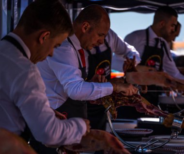 Nerja, İspanya - 15 Nisan 2018 Nerja, Andalusia, harika bir gösteri becerilerinin yer alan Jamon Serrano kesme olay profesyonellerin geleneksel rekabet