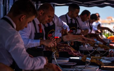 Nerja, İspanya - 15 Nisan 2018 Nerja, Andalusia, harika bir gösteri becerilerinin yer alan Jamon Serrano kesme olay profesyonellerin geleneksel rekabet