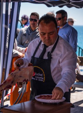 Nerja, İspanya - 15 Nisan 2018 Nerja, Andalusia, harika bir gösteri becerilerinin yer alan Jamon Serrano kesme olay profesyonellerin geleneksel rekabet