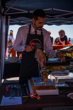 Nerja, İspanya - 15 Nisan 2018 Nerja, Andalusia, harika bir gösteri becerilerinin yer alan Jamon Serrano kesme olay profesyonellerin geleneksel rekabet