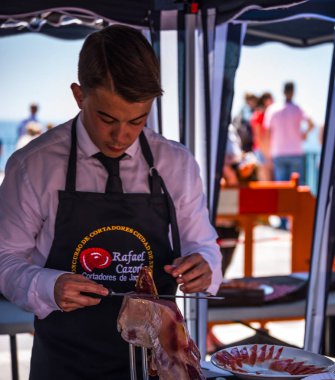 Nerja, İspanya - 15 Nisan 2018 Nerja, Andalusia, harika bir gösteri becerilerinin yer alan Jamon Serrano kesme olay profesyonellerin geleneksel rekabet