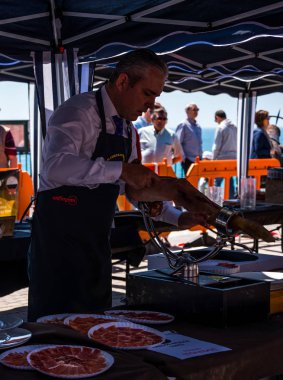 Nerja, İspanya - 15 Nisan 2018 Nerja, Andalusia, harika bir gösteri becerilerinin yer alan Jamon Serrano kesme olay profesyonellerin geleneksel rekabet