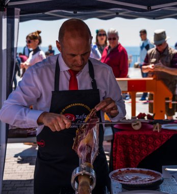 Nerja, İspanya - 15 Nisan 2018 Nerja, Andalusia, harika bir gösteri becerilerinin yer alan Jamon Serrano kesme olay profesyonellerin geleneksel rekabet