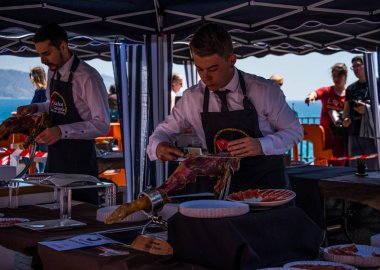 Nerja, İspanya - 15 Nisan 2018 Nerja, Andalusia, harika bir gösteri becerilerinin yer alan Jamon Serrano kesme olay profesyonellerin geleneksel rekabet