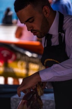 Nerja, İspanya - 15 Nisan 2018 Nerja, Andalusia, harika bir gösteri becerilerinin yer alan Jamon Serrano kesme olay profesyonellerin geleneksel rekabet