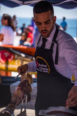 Nerja, İspanya - 15 Nisan 2018 Nerja, Andalusia, harika bir gösteri becerilerinin yer alan Jamon Serrano kesme olay profesyonellerin geleneksel rekabet
