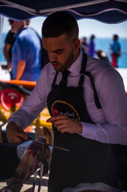 Nerja, İspanya - 15 Nisan 2018 Nerja, Andalusia, harika bir gösteri becerilerinin yer alan Jamon Serrano kesme olay profesyonellerin geleneksel rekabet