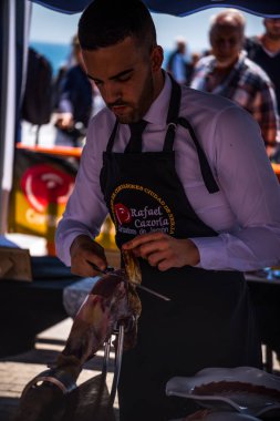 Nerja, İspanya - 15 Nisan 2018 Nerja, Andalusia, harika bir gösteri becerilerinin yer alan Jamon Serrano kesme olay profesyonellerin geleneksel rekabet