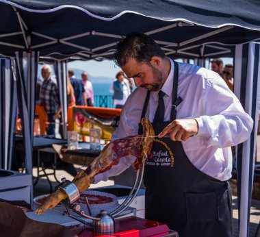 Nerja, İspanya - 15 Nisan 2018 Nerja, Andalusia, harika bir gösteri becerilerinin yer alan Jamon Serrano kesme olay profesyonellerin geleneksel rekabet