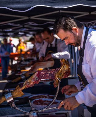Nerja, İspanya - 15 Nisan 2018 Nerja, Andalusia, harika bir gösteri becerilerinin yer alan Jamon Serrano kesme olay profesyonellerin geleneksel rekabet