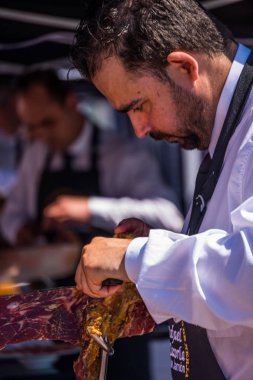 Nerja, İspanya - 15 Nisan 2018 Nerja, Andalusia, harika bir gösteri becerilerinin yer alan Jamon Serrano kesme olay profesyonellerin geleneksel rekabet