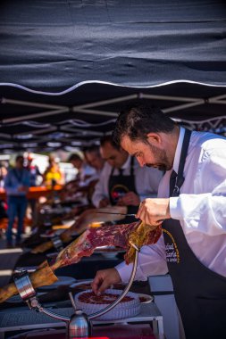 Nerja, İspanya - 15 Nisan 2018 Nerja, Andalusia, harika bir gösteri becerilerinin yer alan Jamon Serrano kesme olay profesyonellerin geleneksel rekabet