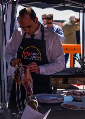 Nerja, İspanya - 15 Nisan 2018 Nerja, Andalusia, harika bir gösteri becerilerinin yer alan Jamon Serrano kesme olay profesyonellerin geleneksel rekabet