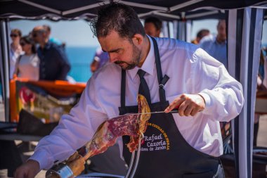 Nerja, İspanya - 15 Nisan 2018 Nerja, Andalusia, harika bir gösteri becerilerinin yer alan Jamon Serrano kesme olay profesyonellerin geleneksel rekabet