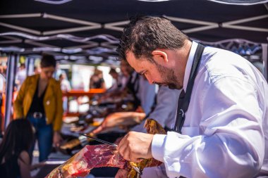 Nerja, İspanya - 15 Nisan 2018 Nerja, Andalusia, harika bir gösteri becerilerinin yer alan Jamon Serrano kesme olay profesyonellerin geleneksel rekabet