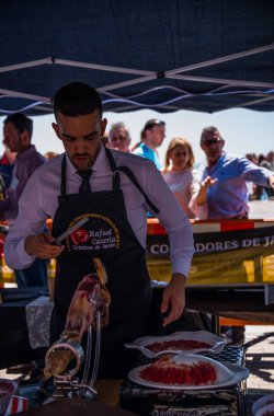 Nerja, İspanya - 15 Nisan 2018 Nerja, Andalusia, harika bir gösteri becerilerinin yer alan Jamon Serrano kesme olay profesyonellerin geleneksel rekabet