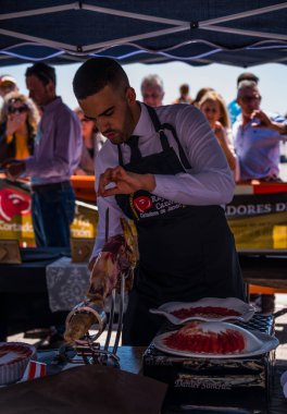 Nerja, İspanya - 15 Nisan 2018 Nerja, Andalusia, harika bir gösteri becerilerinin yer alan Jamon Serrano kesme olay profesyonellerin geleneksel rekabet