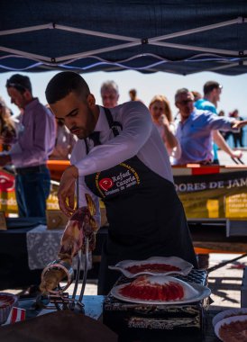 Nerja, İspanya - 15 Nisan 2018 Nerja, Andalusia, harika bir gösteri becerilerinin yer alan Jamon Serrano kesme olay profesyonellerin geleneksel rekabet