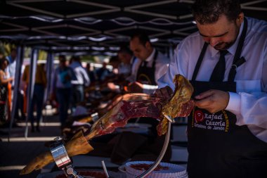 Nerja, İspanya - 15 Nisan 2018 Nerja, Andalusia, harika bir gösteri becerilerinin yer alan Jamon Serrano kesme olay profesyonellerin geleneksel rekabet