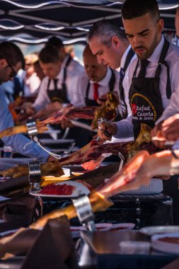 Nerja, İspanya - 15 Nisan 2018 Nerja, Andalusia, harika bir gösteri becerilerinin yer alan Jamon Serrano kesme olay profesyonellerin geleneksel rekabet