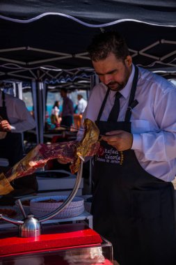 Nerja, İspanya - 15 Nisan 2018 Nerja, Andalusia, harika bir gösteri becerilerinin yer alan Jamon Serrano kesme olay profesyonellerin geleneksel rekabet
