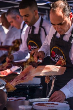 Nerja, İspanya - 15 Nisan 2018 Nerja, Andalusia, harika bir gösteri becerilerinin yer alan Jamon Serrano kesme olay profesyonellerin geleneksel rekabet