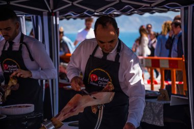 Nerja, İspanya - 15 Nisan 2018 Nerja, Andalusia, harika bir gösteri becerilerinin yer alan Jamon Serrano kesme olay profesyonellerin geleneksel rekabet