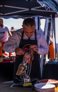 Nerja, İspanya - 15 Nisan 2018 Nerja, Andalusia, harika bir gösteri becerilerinin yer alan Jamon Serrano kesme olay profesyonellerin geleneksel rekabet