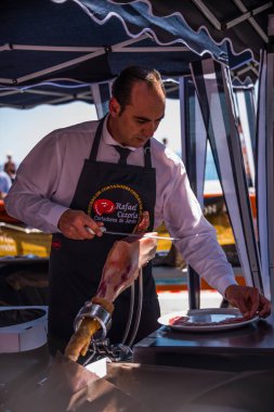 Nerja, İspanya - 15 Nisan 2018 Nerja, Andalusia, harika bir gösteri becerilerinin yer alan Jamon Serrano kesme olay profesyonellerin geleneksel rekabet