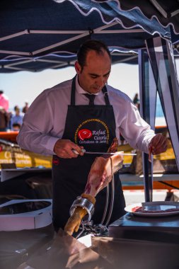 Nerja, İspanya - 15 Nisan 2018 Nerja, Andalusia, harika bir gösteri becerilerinin yer alan Jamon Serrano kesme olay profesyonellerin geleneksel rekabet