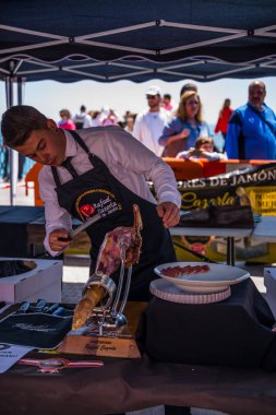 Nerja, İspanya - 15 Nisan 2018 Nerja, Andalusia, harika bir gösteri becerilerinin yer alan Jamon Serrano kesme olay profesyonellerin geleneksel rekabet