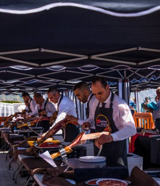 Nerja, İspanya - 15 Nisan 2018 Nerja, Andalusia, harika bir gösteri becerilerinin yer alan Jamon Serrano kesme olay profesyonellerin geleneksel rekabet