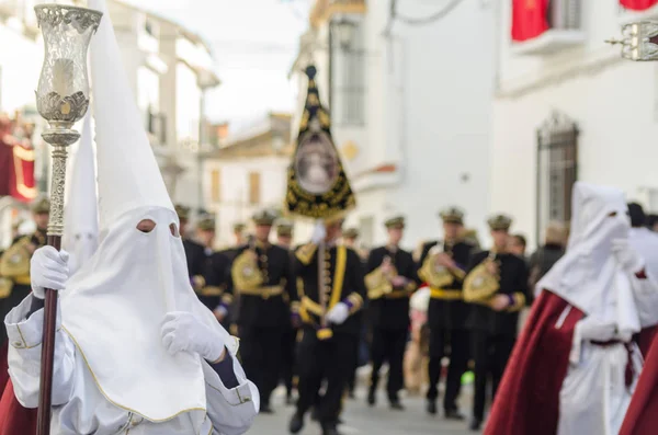 Velez Malaga, İspanya - 25 Mart 2018 insanlar kutsal bir haftada bir İspanyol şehir, Paskalya bağlı alayı katılan