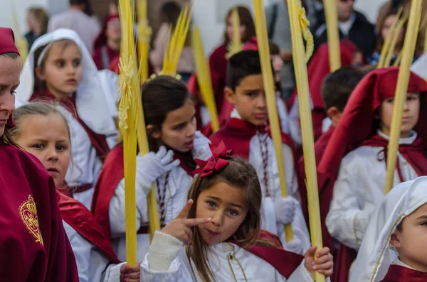 Velez Malaga, İspanya - 25 Mart 2018 insanlar kutsal bir haftada bir İspanyol şehir, Paskalya bağlı alayı katılan