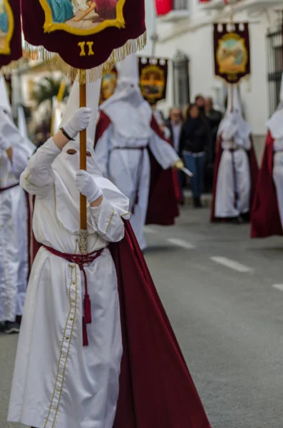 Velez Malaga, İspanya - 25 Mart 2018 insanlar kutsal bir haftada bir İspanyol şehir, Paskalya bağlı alayı katılan