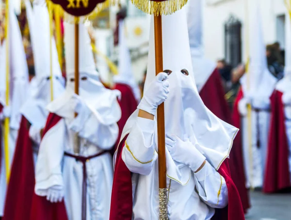 Velez Malaga, İspanya - 25 Mart 2018 insanlar geçit töreninde kutsal hafta İspanyol bir şehirde, Paskalya katılan